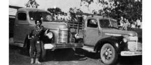 Neiva Chaves Zelaya, mulher pioneira na logística do Brasil. É uma foto em preto e branco, uma mulher, a Neiva está em frente ao seu caminhão.