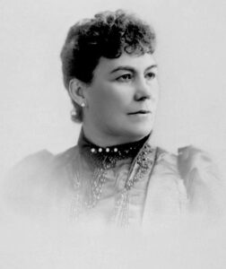 Foto de antigo retrato em preto e branco mostrando Sarah Clark Kidder, pioneira na logística. A foto mostra uma mulher olhando ao infinito.